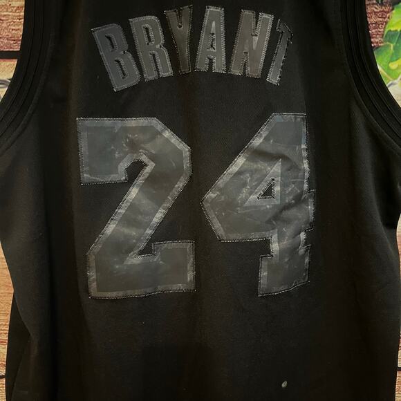 Rare Los Angeles Lakers Kobe Bryant #24 Swingman Blackout Jersey Adidas Black - Picture 6 of 9
